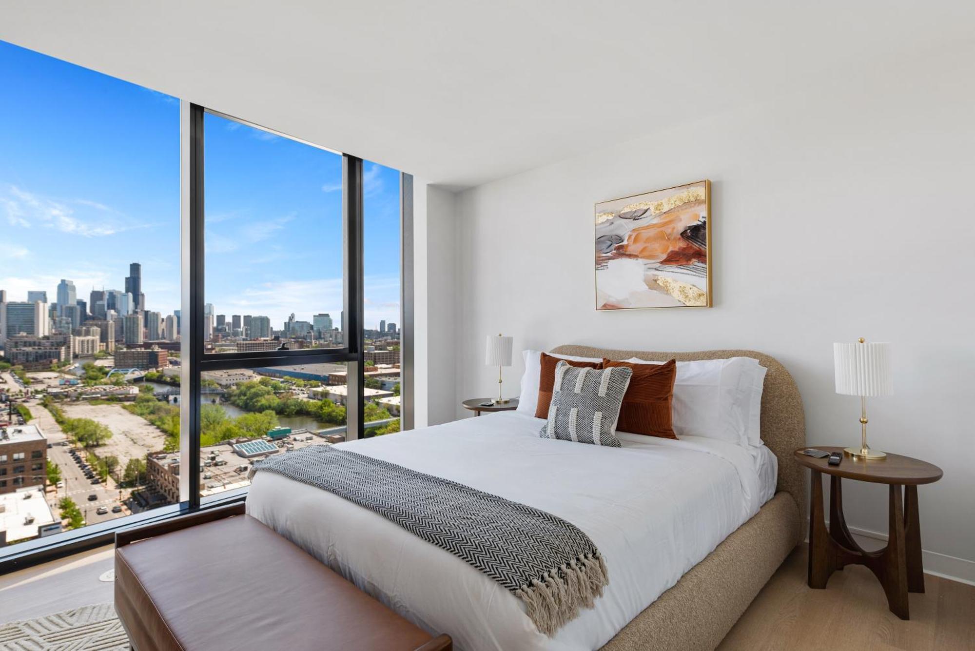Foundry Unmatched Skyline Views At Lincoln Park Apartment *